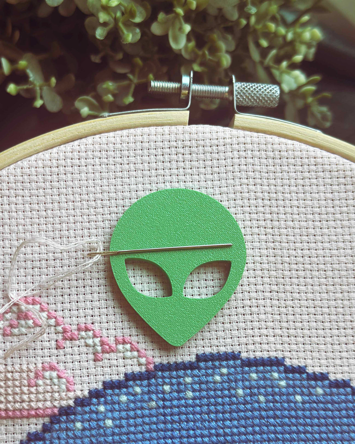 Alien Needle Minder
